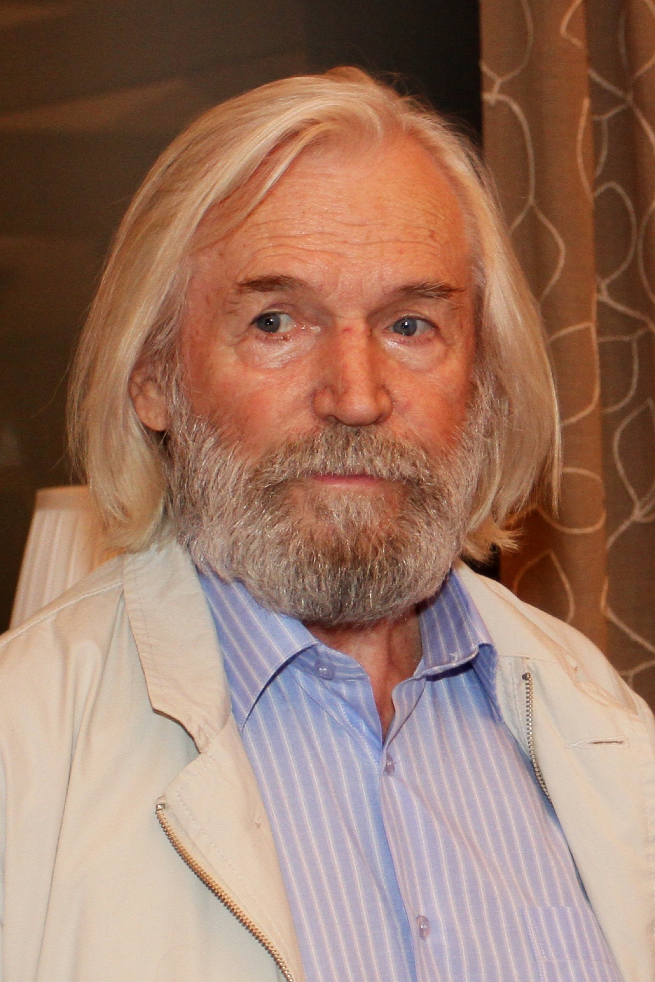 Помните дядю Вову из «Кин-дза-дза!»? 🎭 В апреле ему исполнилось 93. А он вышел на сцену МХТ и прочитал целый рассказ наизусть: Станислав Любшин