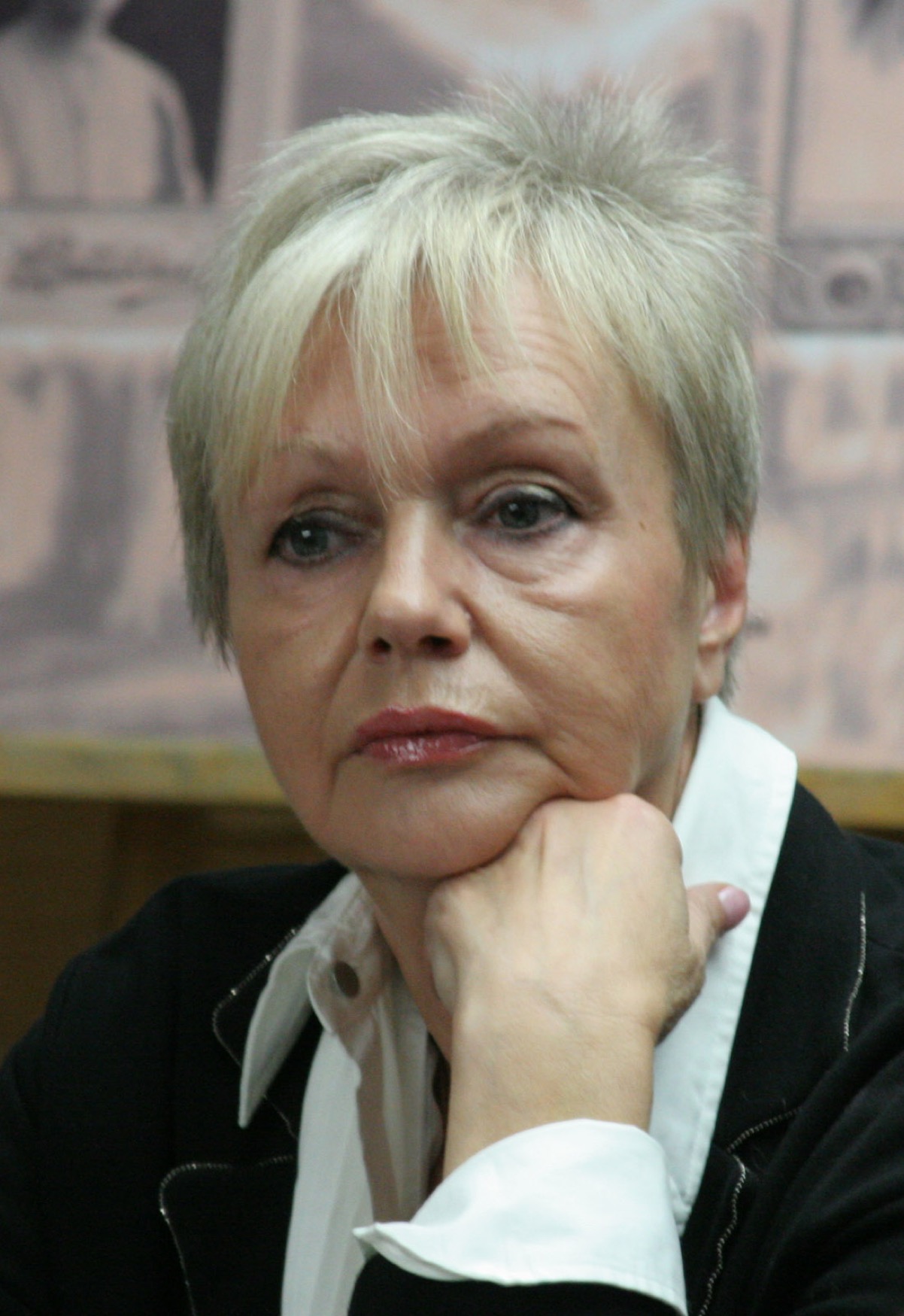 Её Люба-капитан из «Берегите женщин» покорила всю страну, а потом актриса вдруг исчезла с экрана. Нашлась она через годы в испанском Бильбао, за совсем неожиданным делом: судьба Марины Шиманской