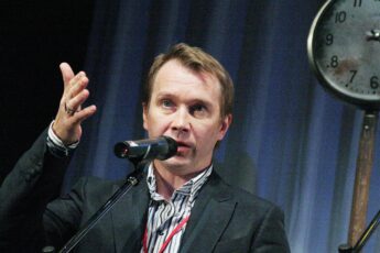 Отец водил грузовик, мать стояла за прилавком и собирала на заводе ёлочные игрушки. Из этой саратовской квартиры вышел худрук одного из главных театров страны