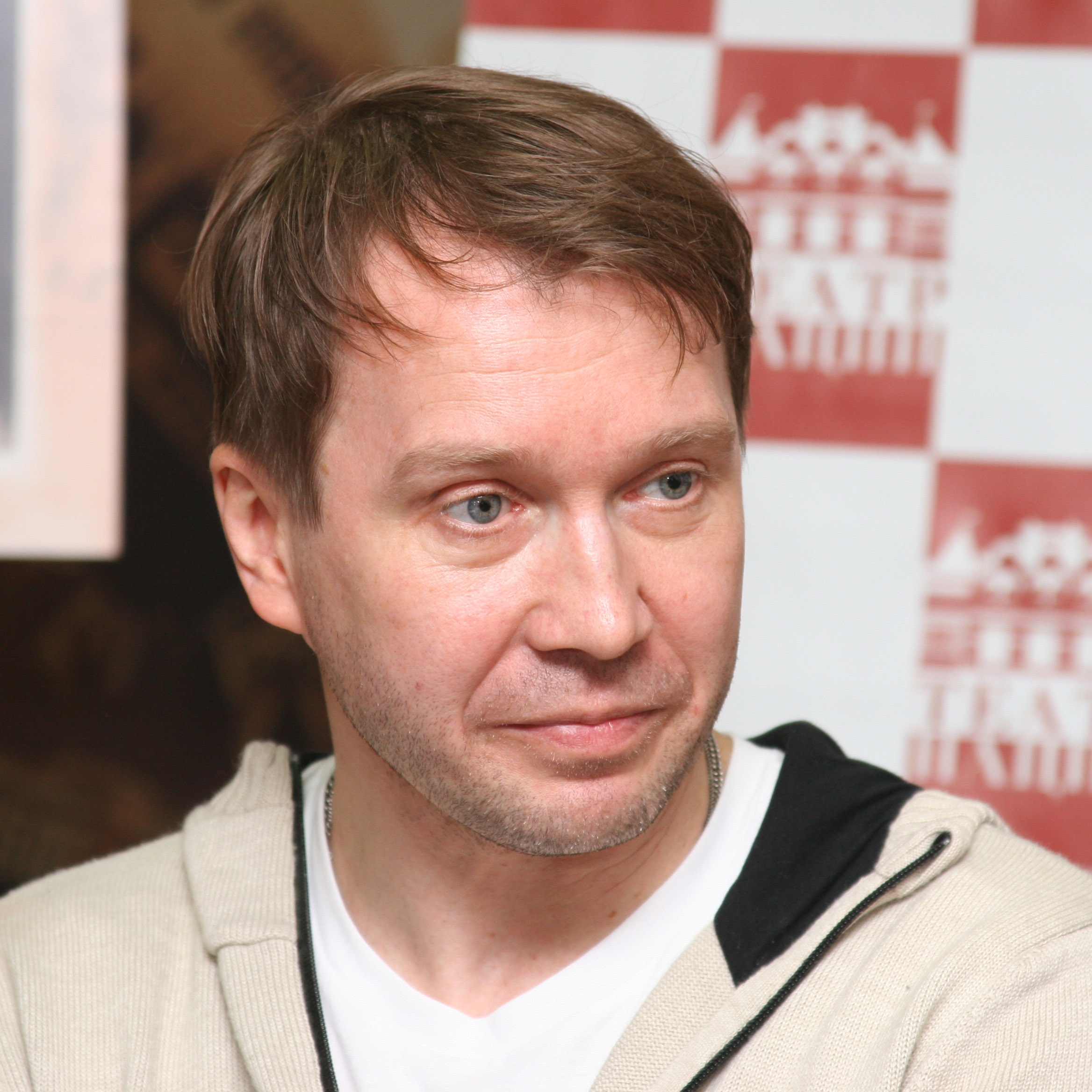 Отец водил грузовик, мать стояла за прилавком и собирала на заводе ёлочные игрушки. Из этой саратовской квартиры вышел худрук одного из главных театров страны