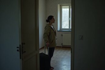 Уехали в отпуск на десять дней. Вернулись, а тёща уже раздала всё, что жена купила на бабушкино наследство