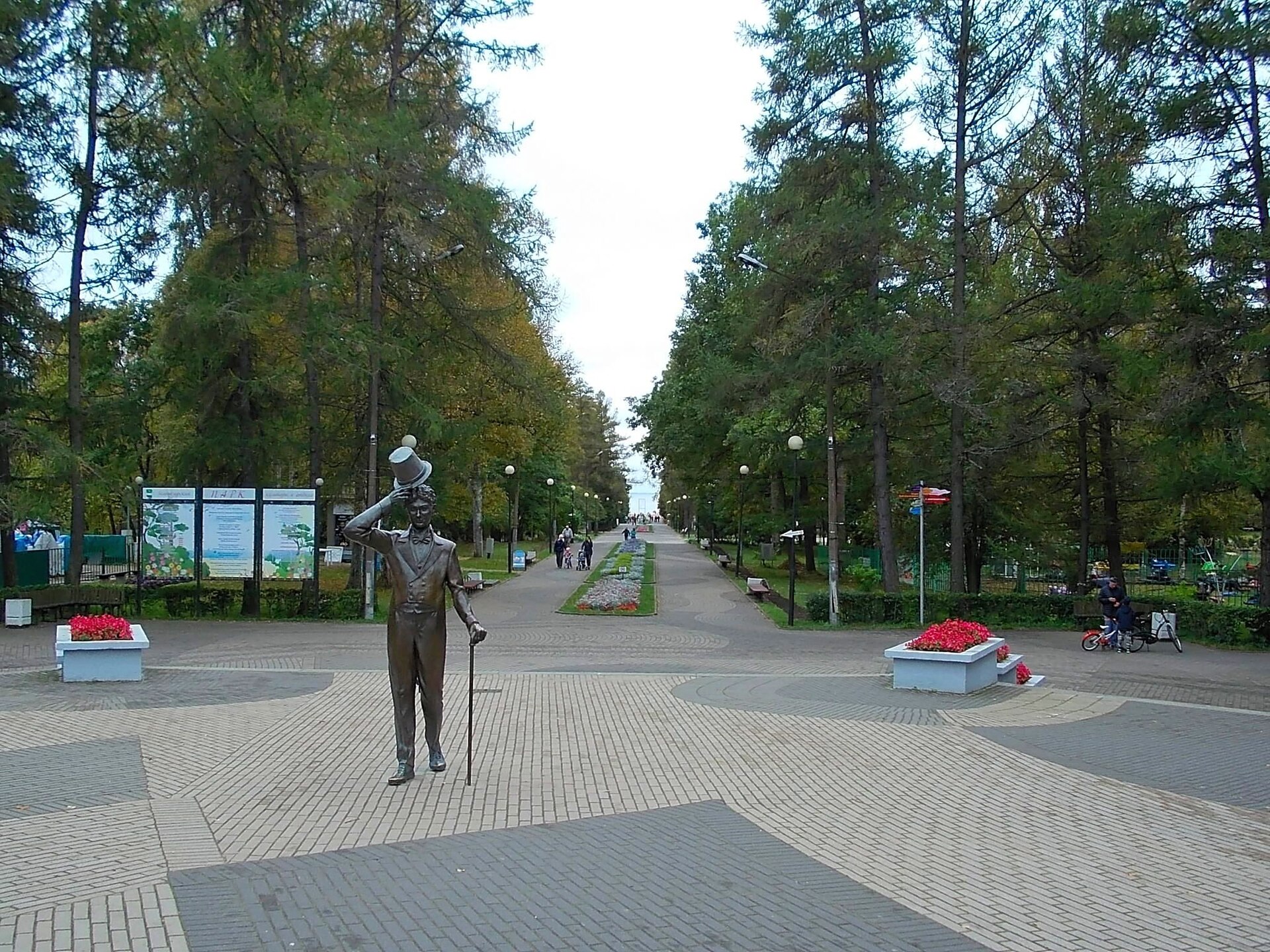 Помните Труса из великой троицы? 😊 На экране трусил и суетился, а в жизни был самым тихим и добрым человеком в стране — и каждое утро кормил голубей во дворе: Георгий Вицин