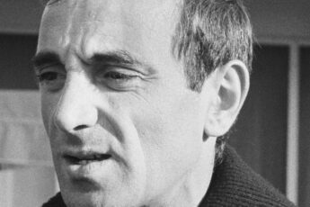 Его освистывали прямо в зале, а критики писали, что с таким голосом на сцене делать нечего