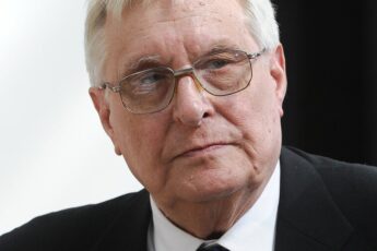 Он окончил Школу-студию МХАТ — и уехал по распределению за тысячу километров. Отрабатывать три года