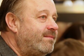 В двадцать шесть его взяли в главный московский театр. И выпустили на сцену в роли мальчика