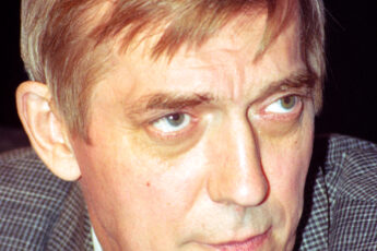 Помните «Романс о влюблённых»? Актёр, сыгравший главную роль, почти сразу после диплома расписался с однокурсницей — и они вместе до сих пор ❤️