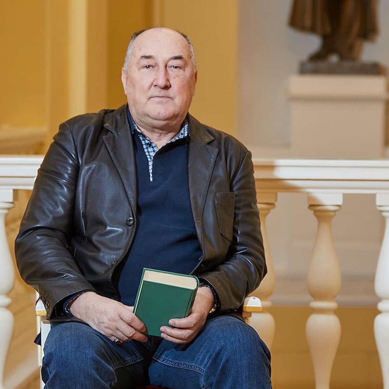 Помните графа Рошфора в чёрном? Полвека он выходил на одну и ту же сцену, а всенародно его узнали по роли, которую получил в шестьдесят пять 😯