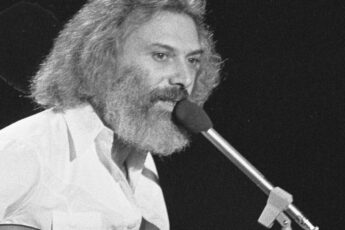 Дома он говорил по-итальянски, на улице по-арабски, в школе по-французски. Родители держали книжный магазин в Александрии