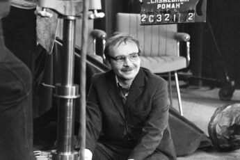 Помните Новосельцева из «Служебного романа»? В актёры его позвал случайный зритель, а до этого он работал инженером-химиком