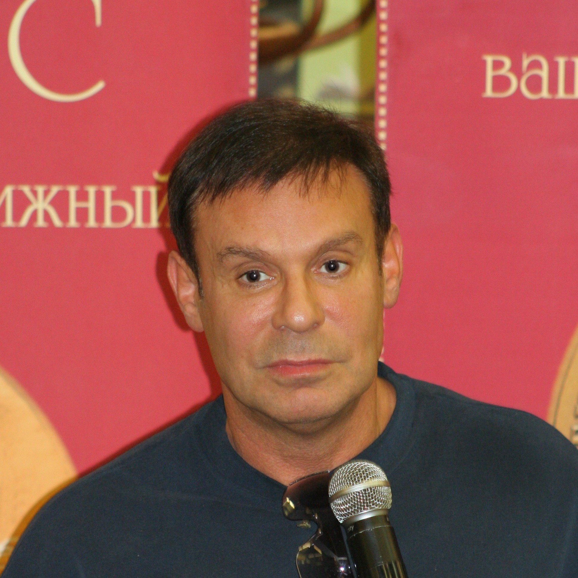 Он поступал на филолога, учился у Виктюка и написал четыре книги. А в спортзал пришёл в тридцать шесть — и получил там премию 😯