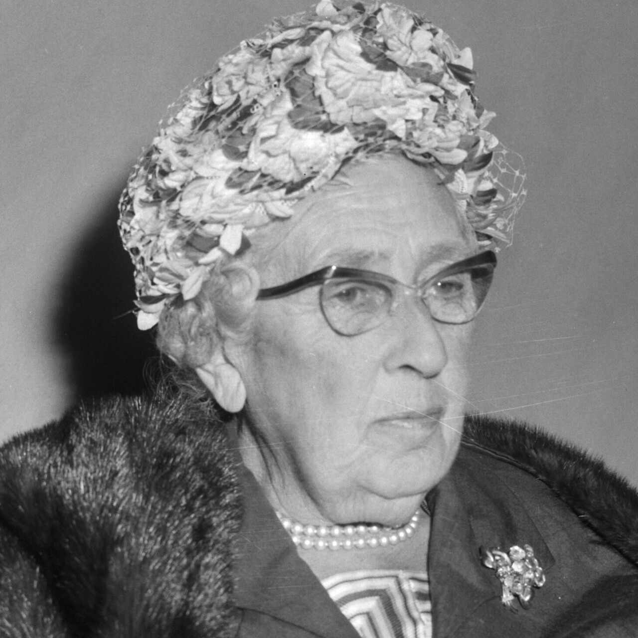 Мать считала, что читать ей рано до восьми лет, а она выучилась сама, мечту об опере похоронила одна фраза 😯, в войну выучила яды в госпитальной аптеке, а рукопись первого детектива издатель продержал у себя почти два года: Агата Кристи