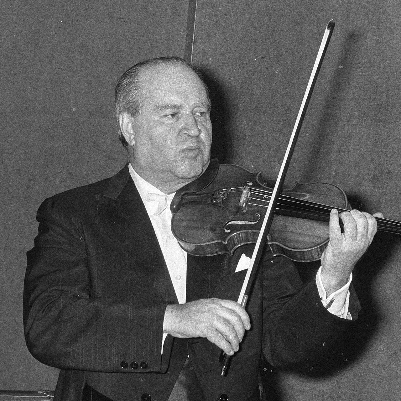 В три с половиной года отец принёс ему игрушечную скрипку 🎻 А в пять мальчика отвели к учителю, который брал не всех