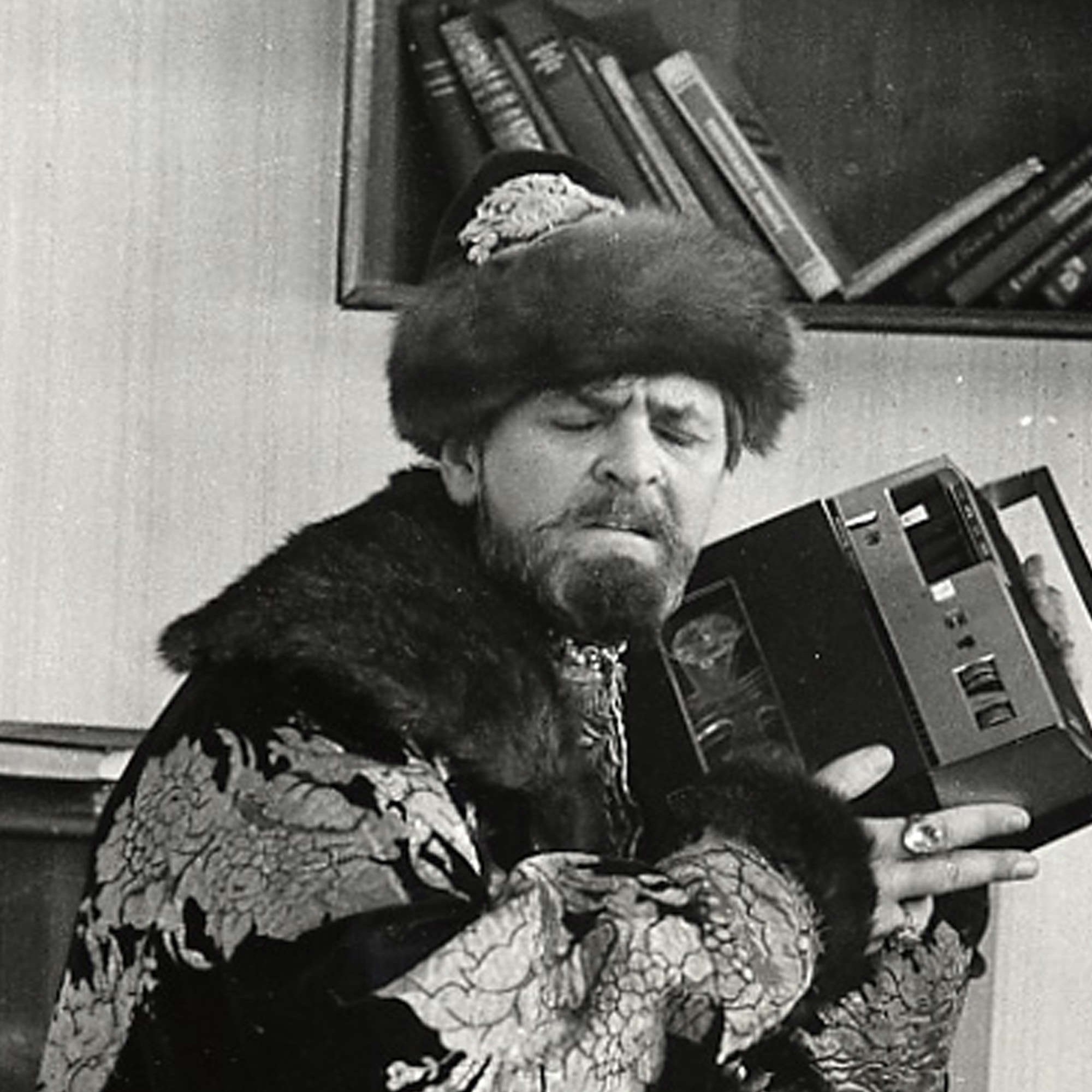 Он работал в гараже посольства и готовился в МГИМО. А во ВГИКе ему сказали, что он «некиногеничный» 😯