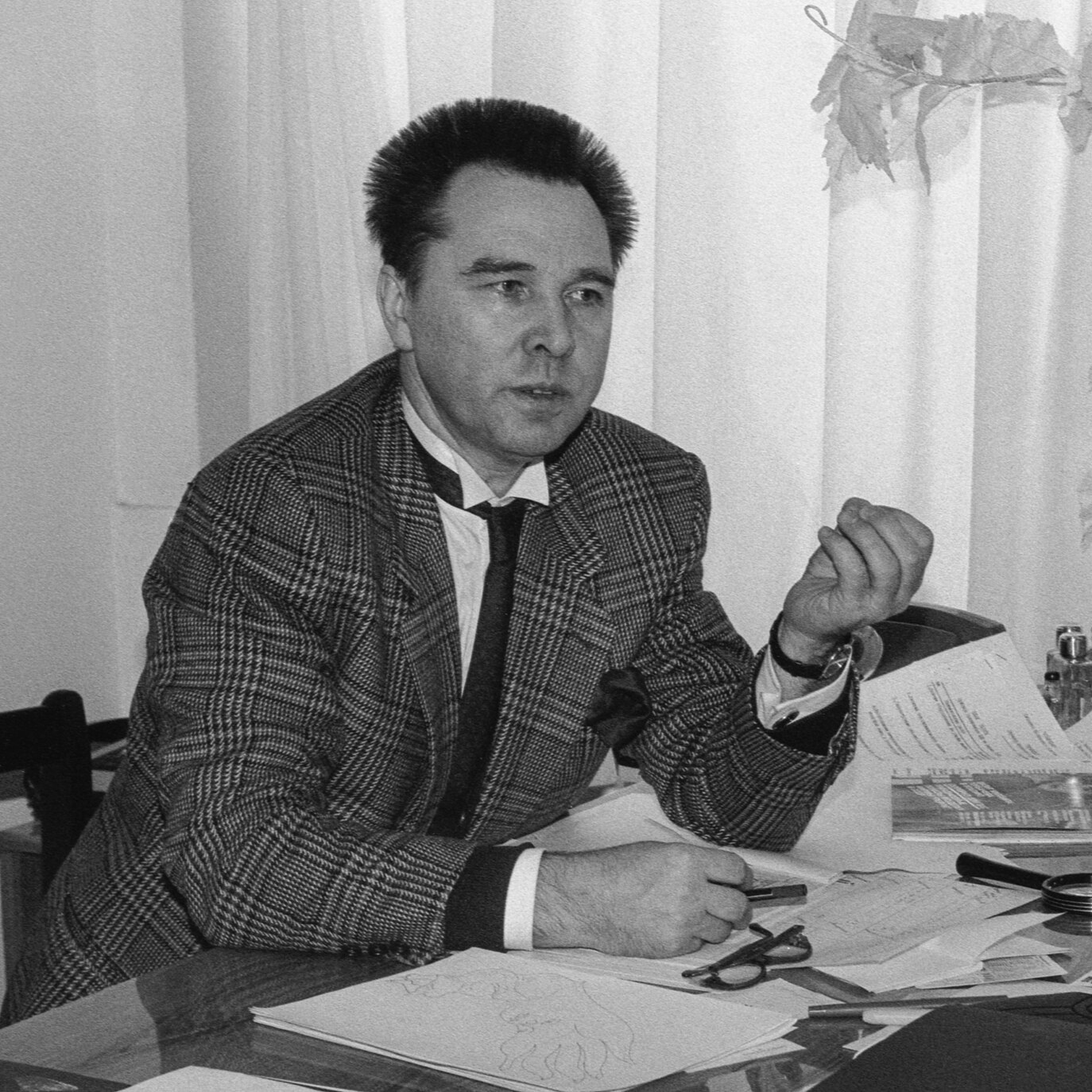 Его первой коллекцией была спецодежда для доярок и работниц полей. В Москве её завернули ✂️