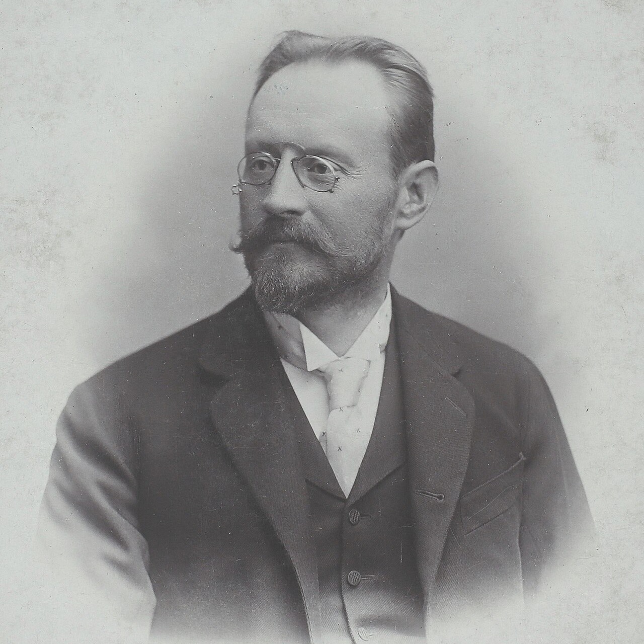 Первые колпачки светили зеленоватым светом и рассыпались в золу 💡, фабрику под Веной закрыли через два года 🏭, а его сплав до сих пор высекает искру в зажигалках 🔥: Карл Ауэр фон Вельсбах, чей осмий дал первые буквы слову OSRAM
