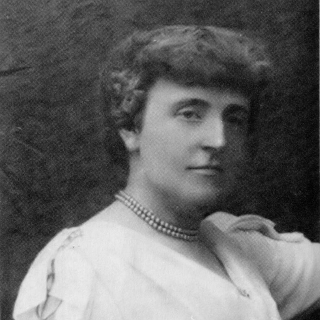 Отца потеряла, когда ей не было и четырёх, в 1865-м уплыла с семьёй из Манчестера в Теннесси и зимовала в бревенчатой хижине 🪵, а чтобы купить бумагу и марки для первого рассказа, собирала в лесу дикий виноград 🍇: Фрэнсис Ходжсон Бёрнетт